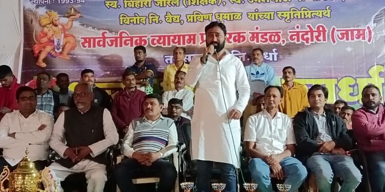 नंदोरी येथील भव्य कबड्डी स्पर्धेचे बक्षीस राकाँ पक्षाचे प्रदेश सरचिटणीस अतुल वांदिले यांच्या हस्ते वितरण.