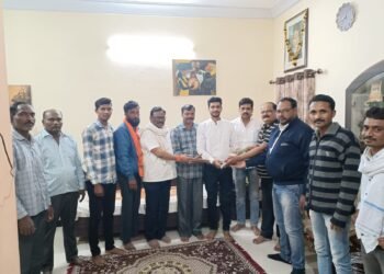 महाराष्ट्र लोकसेवा आयोग परीक्षा उत्तीर्ण केलेल्या श्रेयस दहापुते यांचा हिंगणघाट शिवसेनेच्या वतीने सत्कार.