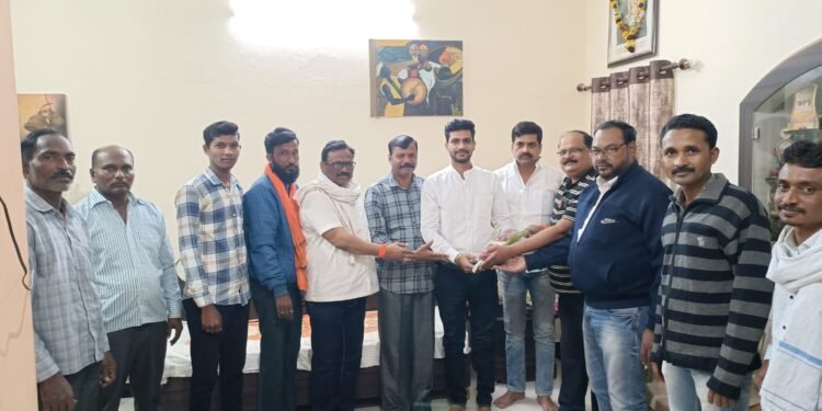 महाराष्ट्र लोकसेवा आयोग परीक्षा उत्तीर्ण केलेल्या श्रेयस दहापुते यांचा हिंगणघाट शिवसेनेच्या वतीने सत्कार.