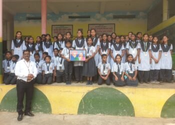 आदर्श हायस्कुल राजुरा येथे सन्मान दिन उत्साहात साजरा, समाज सुधारकांच्या कार्याचे विस्मरण होऊ देऊ नका: बादल बेले