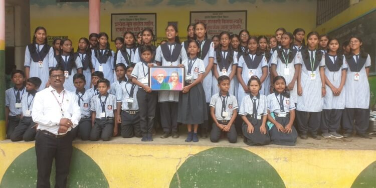 आदर्श हायस्कुल राजुरा येथे सन्मान दिन उत्साहात साजरा, समाज सुधारकांच्या कार्याचे विस्मरण होऊ देऊ नका: बादल बेले