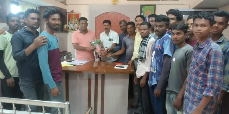 आविसं, काँग्रेसचे नेते अजय कंकडालवार यांची नंदीगाव येथील नागरिकांनी घेतली भेट.