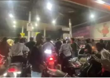 पेट्रोल – डिझेल भरण्यासाठी पेट्रोल पंपावर वाहनधारकांच्या लांब रांगा, संपामुळे झाला परिणाम.