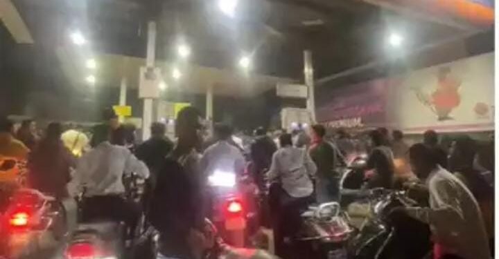 पेट्रोल – डिझेल भरण्यासाठी पेट्रोल पंपावर वाहनधारकांच्या लांब रांगा, संपामुळे झाला परिणाम.