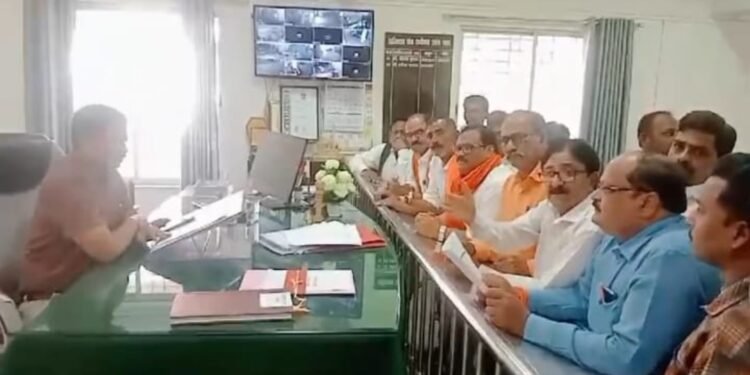 हिंगणघाट: हिट अँड रन हा काळा कायदा परत घ्या शिवसेना उबाठा पक्षाच्या वतीने राज्याचे मुख्यमंत्री यांना निवेदन.