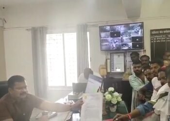 हिंगणघाट: हिट अँड रन वाहन चालक विरोधी काळा कायद्यांच्या विरोधात तहसीलदार व ठाणेदाराना वाहन चालकाचे निवेदन.