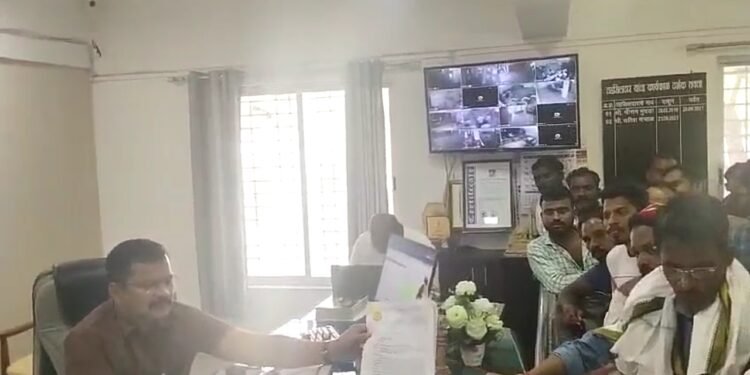 हिंगणघाट: हिट अँड रन वाहन चालक विरोधी काळा कायद्यांच्या विरोधात तहसीलदार व ठाणेदाराना वाहन चालकाचे निवेदन.