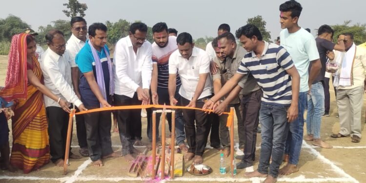 माजी जि.प.अध्यक्ष तथा अहेरी बाजार समिती सभापती अजयभाऊ कंकडालवार यांच्या हस्ते क्रिकेट स्पर्धेचे उदघाटन.