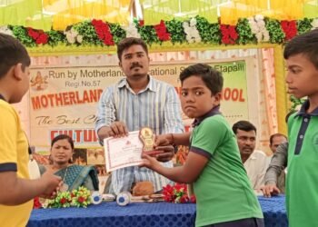 एटापल्ली येथील मदरलँड इंग्लिश मिडियम स्कुलमध्ये स्नेहसंमेलन सोहळ्यात बक्षिस वितरण.