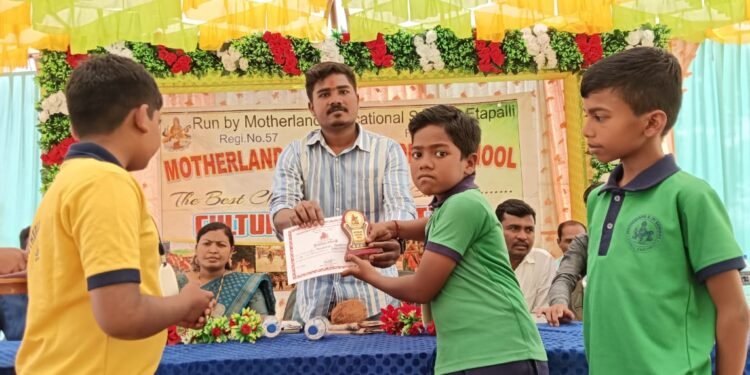 एटापल्ली येथील मदरलँड इंग्लिश मिडियम स्कुलमध्ये स्नेहसंमेलन सोहळ्यात बक्षिस वितरण.