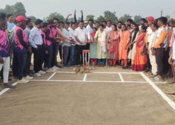 अहेरी तालुक्यातील देचलीपेठा येथे माजी जि.प.अध्यक्ष अजय कंकडालवार यांच्या हस्ते क्रिकेट स्पर्धेचे उदघाटन.