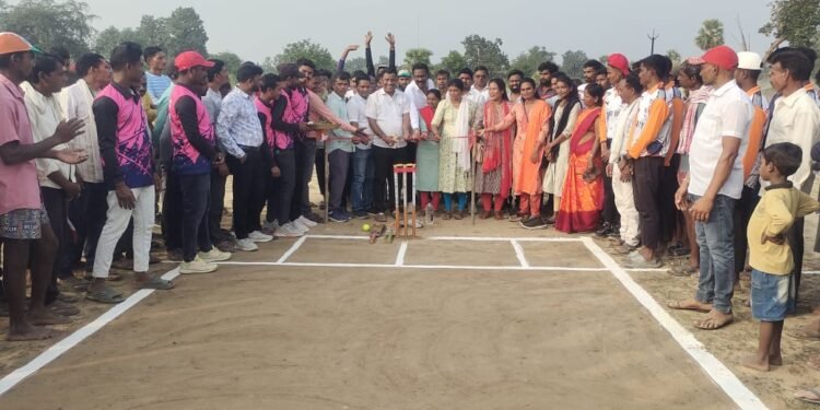 अहेरी तालुक्यातील देचलीपेठा येथे माजी जि.प.अध्यक्ष अजय कंकडालवार यांच्या हस्ते क्रिकेट स्पर्धेचे उदघाटन.