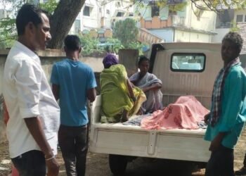 मृतदेह नेण्यासाठी गरीब कुटुंबाला माजी जि.प. अध्यक्ष अजय कंकडालवार यांनी वाहन उपलब्ध करून देत केली आर्थिक मदत.