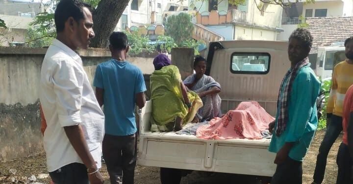 मृतदेह नेण्यासाठी गरीब कुटुंबाला माजी जि.प. अध्यक्ष अजय कंकडालवार यांनी वाहन उपलब्ध करून देत केली आर्थिक मदत.