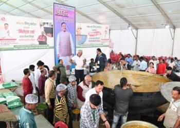 पालकमंत्री सुधीर मुनगंटीवार यांच्या संकल्पनेतून चंद्रपुरात झाला विश्वविक्रम! विष्णू मनोहर यांनी बनवली 7000 किलो पेक्षा अधिक खिचडी.