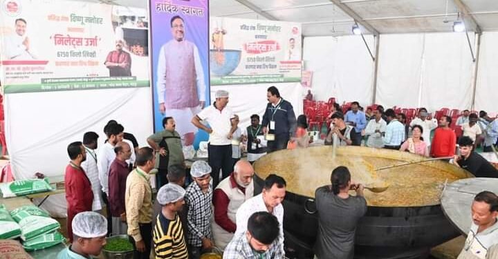 पालकमंत्री सुधीर मुनगंटीवार यांच्या संकल्पनेतून चंद्रपुरात झाला विश्वविक्रम! विष्णू मनोहर यांनी बनवली 7000 किलो पेक्षा अधिक खिचडी.
