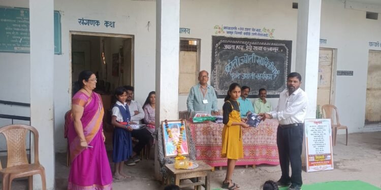 जनता हायस्कूल (डेपो शाखा) बल्लारपूर येथे क्रांतीज्योती सावित्रीबाई फुले जयंती साजरी, विद्यार्थ्यांना शालेय साहित्य वाटप.