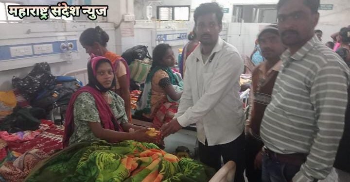 पत्रकार दिनानिमित्त अहेरी युवा पत्रकार संघटनेच्या वतीने उपजिल्हा रुग्णालय येथे फळवाटप.