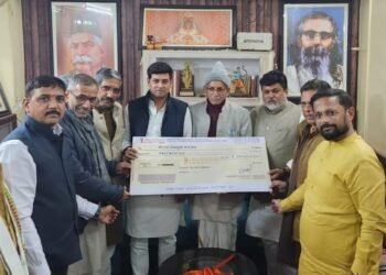 अयोध्येतील श्रीराम मंदिराच्या उभारणीसाठी शिवसेनेकडून 11 कोटींचा धनादेश सुपूर्द.