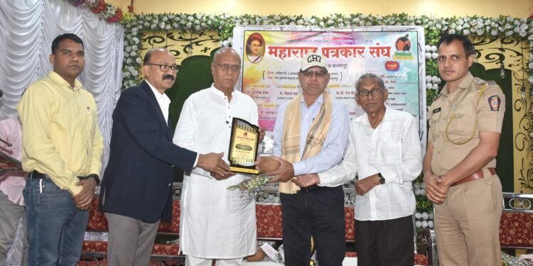 महाराष्ट्र पत्रकार संघातर्फे पत्रकार दिनानिमित्त बल्लारपूरच्या नवरत्नांचा सन्मान.