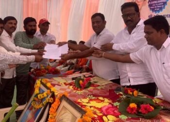 पेठा ते येल्लाराम रस्ता आणि फुल बांधकाम निकृष्ट दर्जाचे, सबंधित अधिकारी व कंत्राटदार यांची चौकशी करा.