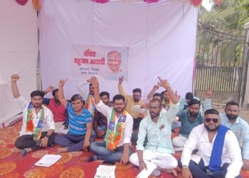 पलूस तालुका कृषि अधिकारी यांना निलंबित करा राजेश गायगवाळे जिल्हाध्यक्ष वंचित बहुजन आघाडीची ठिय्या आंदोलनाद्वारे मागणी.