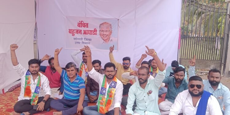 पलूस तालुका कृषि अधिकारी यांना निलंबित करा राजेश गायगवाळे जिल्हाध्यक्ष वंचित बहुजन आघाडीची ठिय्या आंदोलनाद्वारे मागणी.