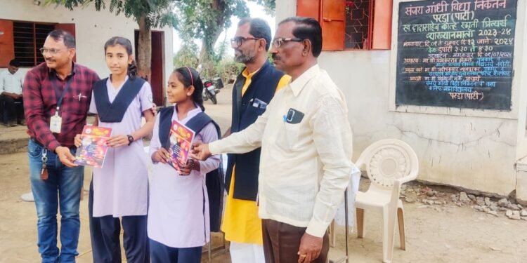 सुंदर अक्षर मनुष्य जीवनाचे अलंकार आहे प्रदीपकुमार नागपुरकर कोल्हे स्मृति पाच दिवसीय व्याख्यान मालेत प्रतिपादन.