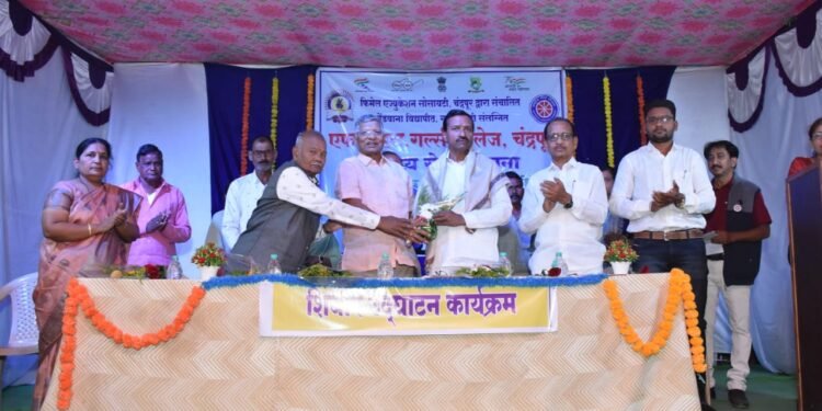 एफ.ई.एस.गर्ल्स कॉलेज, चंद्रपूर च्या राष्ट्रीय सेवा योजना शिबिराचे कढोली बु. येथे माजी आमदार निमकर यांच्या हस्ते उद्घाटन.