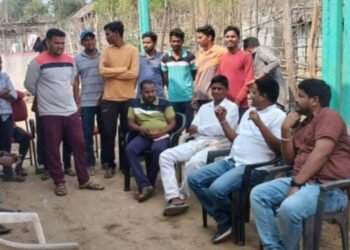 सिरोंचा तालुक्यातील गुम्मलकोंडा गावातील विविध समस्यांवर आविसं तथा काँग्रेस नेत्याशी चर्चा.