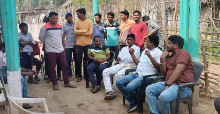 सिरोंचा तालुक्यातील गुम्मलकोंडा गावातील विविध समस्यांवर आविसं तथा काँग्रेस नेत्याशी चर्चा.