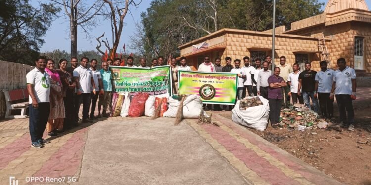 विविध सामाजिक संस्थेच्या वतीने जोगापूर देवस्थान येथे स्वच्छता अभियान संपन्न.