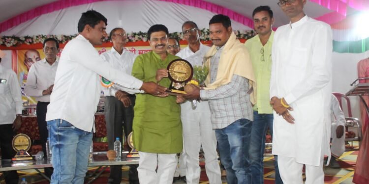 देवराव भोंगळे यांच्या हस्ते सामाजिक व शेतकी क्षेत्रात उल्लेखनीय कार्य करणाऱ्याचा सत्कार.