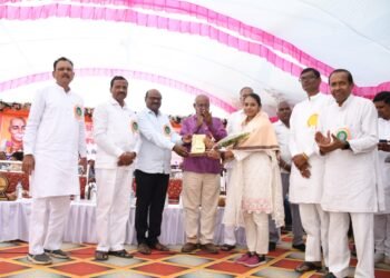 राजुरा तालुक्यातील कळमना येथे ग्राम संमेलन तथा खंजेरी भजन स्पर्धेचे चंदू पाटील मारकवार यांच्या हस्ते उद्घाटन.