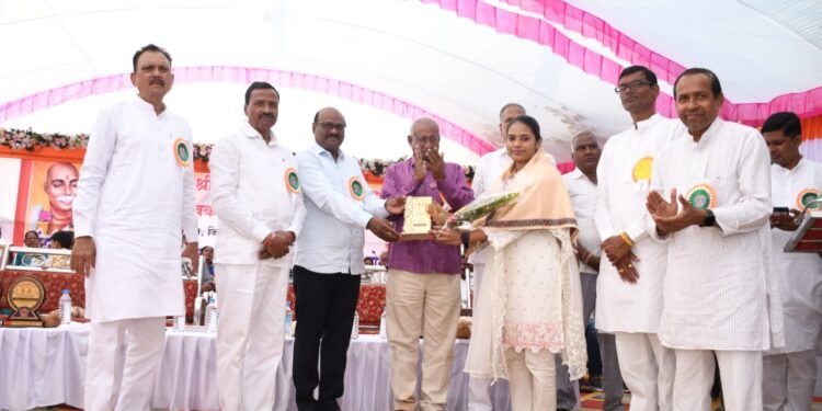 राजुरा तालुक्यातील कळमना येथे ग्राम संमेलन तथा खंजेरी भजन स्पर्धेचे चंदू पाटील मारकवार यांच्या हस्ते उद्घाटन.