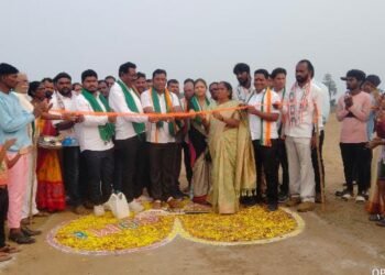 माजी जि.प.अध्यक्ष तथा अहेरी बाजार समिती सभापती अजय कंकडालवार यांच्या हस्ते क्रिकेट स्पर्धेचे उदघाटन.