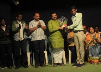 नारंडा येथील नवयुवक नाट्यकला मंडळच्या वतीने तीन अंकी नाट्यपुष्प संगीत थैमान उत्साहात संपन्न.