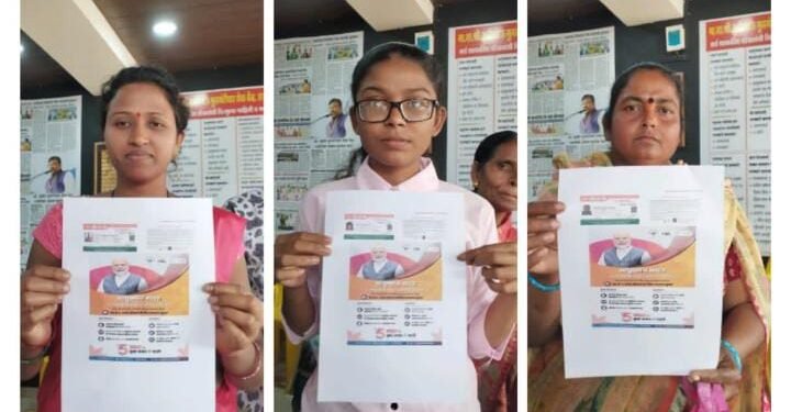 सुधीर मुनगंटीवार सेवा केंद्र राजुराच्या वतीने राजुरा तालुक्यातील 65 नागरीकांना विविध योजना प्रमाणपत्राचे निःशुल्क वाटप.