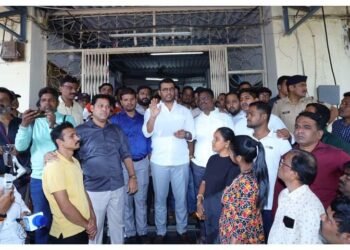 ठाणे शहरातील लिटील फ्लॉवर शाळेला युवासेनेचा दणका, शाळेच्या व्यवस्थापनाला धारेवर धरले.