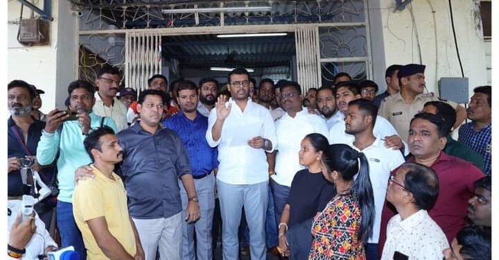 ठाणे शहरातील लिटील फ्लॉवर शाळेला युवासेनेचा दणका, शाळेच्या व्यवस्थापनाला धारेवर धरले.