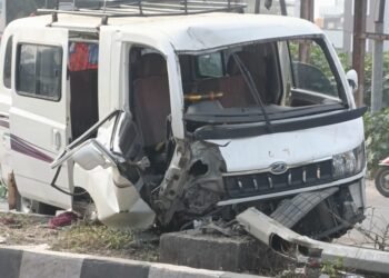 अकोला: दुध डेअरी समोर भिषण अपघात, नशीब बलवत्तर असल्याने चालक वाचला.