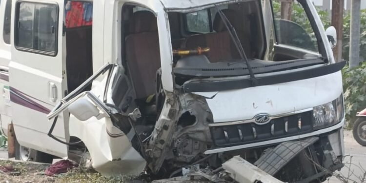 अकोला: दुध डेअरी समोर भिषण अपघात, नशीब बलवत्तर असल्याने चालक वाचला.