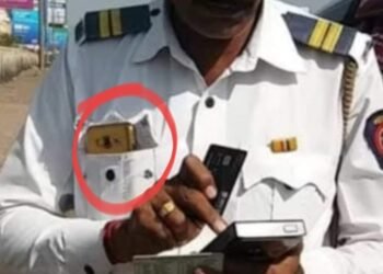 पोलिसांना आता गणवेशावरील नेमप्लेट लपविणे पडणार महागात..! समाजसेवक अजय जेया यांच्या पाठपुराव्याला यश.