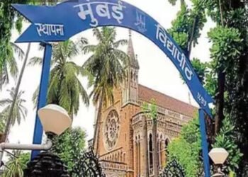 मुंबई विद्यापीठात नवा गोंधळ; LLB कायद्याच्या परीक्षेत जुन्या अभ्यासक्रमाची प्रश्नपत्रिका, विद्यार्थ्यांचा संताप.