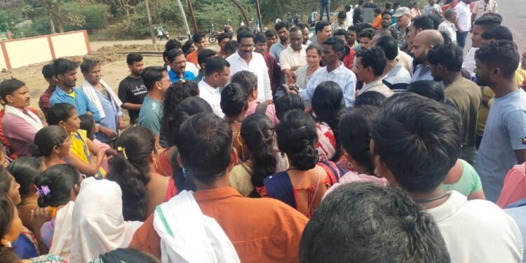 आविस व कॉंग्रेसच्या सरपंच उपसरपंच व सदस्यांच्या पुढाकाराने नागेपल्ली येथील अतिक्रमण काढण्यास सुरूवात.