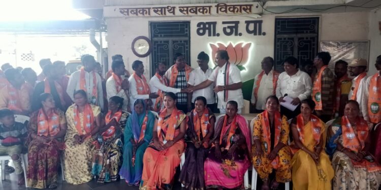 हिंगणघाट शहरातील शास्त्री व मुजुमदार वॉर्ड येथील पत्रकार प्रमोद जुमडे यांचे सह शेकडो कार्यकर्त्यांनी केला भाजपात प्रवेश.