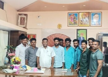 रेंगुठा येथील युवकांनी माजी जि.प.अध्यक्ष तथा अहेरी बाजार समिती सभापती अजय कंकडालवार यांची घेतली भेट