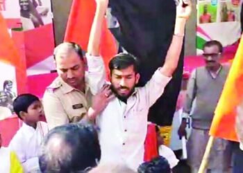 विकसित भारत रथयात्रेला दाखविले काळे झेंडे उरळ बु. येथील प्रकार: पोलिसांन कडून तिघे ताब्यात व सुटका.