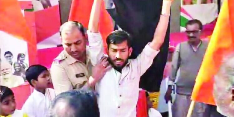 विकसित भारत रथयात्रेला दाखविले काळे झेंडे उरळ बु. येथील प्रकार: पोलिसांन कडून तिघे ताब्यात व सुटका.