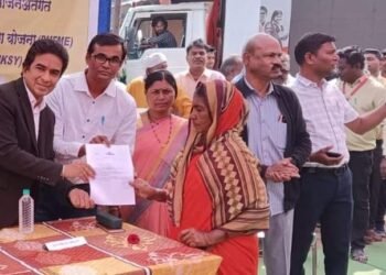 केंद्र शासनाच्या विविध योजनांचा लाभ घ्या गवंडी येथे विकसित भारत संकल्प यात्रा व लाभार्थ्यांशी संवाद, प्रमाणपत्रांचे वितरण.